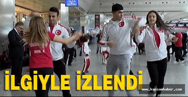 Milli dansçılardan gösteri...