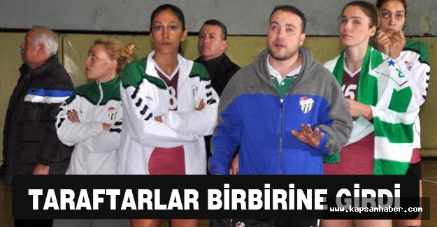Voleybol maçında taraftarlar birbirine girdi