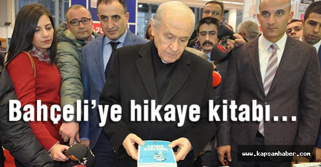 Bahçeli'ye hikaye kitabı hediye edilince...