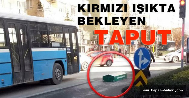 Kırmızı ışıkta bekleyen tabut