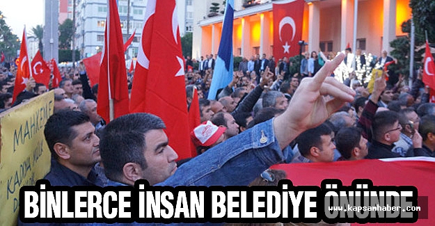 Adana'da binlerce insan belediye önünde