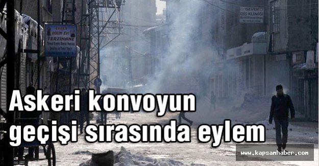 Askeri konvoyun geçişi sırasında eylem