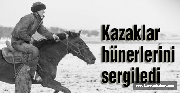 Kazak gençleri at üstünde...