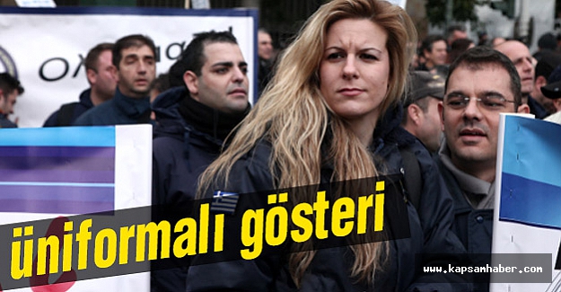 Yunanistan'da üniformalı gösteri
