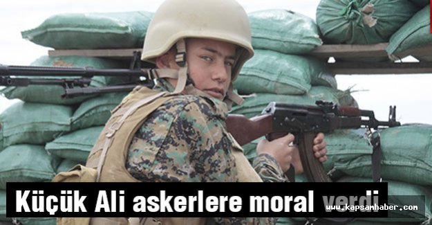 Küçük Ali askerlere moral veriyor...