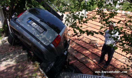 Otomobil gecekondunun üstüne düştü