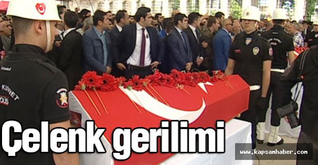 Şehidin cenazesinde çelenk gerilimi