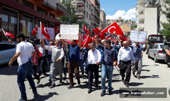 Diyarbakır'da vatandaşlar Türk bayraklarıyla teröre 'dur' dedi