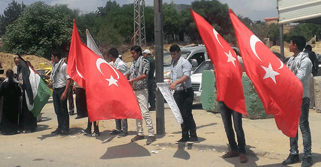 Filistinliler yardım heyetini ay yıldızlı bayraklarla karşıladı