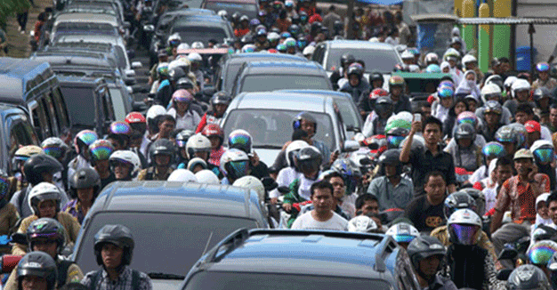 Trafikte bekleyen 12 kişi sıcaktan öldü
