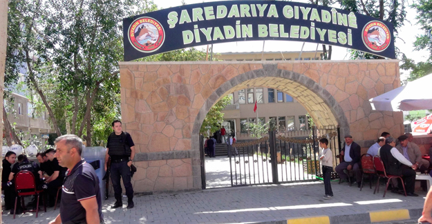 O Kürtçe tabela tekrar asılacak