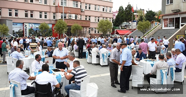 Tekkeköy’de meydanda bayramlaşma geleneği