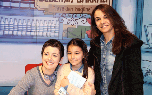 Oyuncu Anne Çarkacı, "Dedemin Bakkalı" ile Samsun'da sevenleri ile buluştu