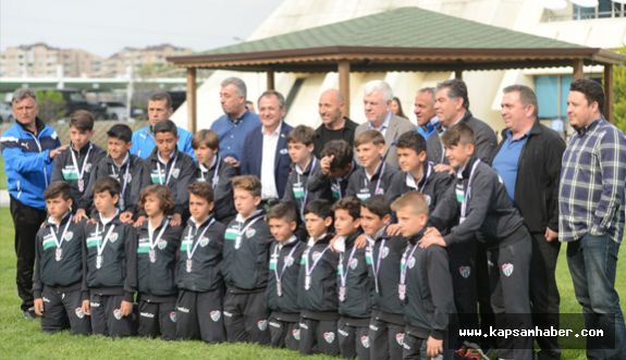 Minik şampiyonlar alkışlarla karşıladı