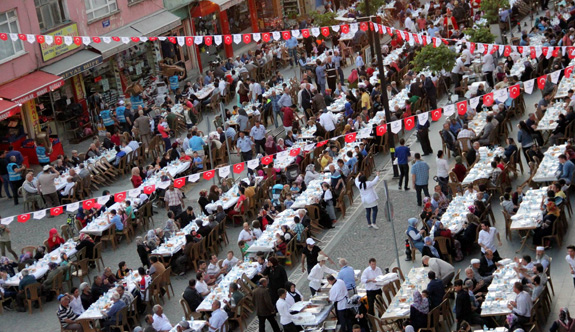 Tekkeköy Belediyesinin düzenlediği iftarda 10 bin kişi birlikte oruç açtı