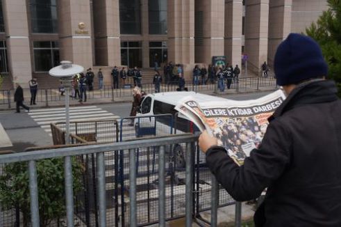 Adliye önünde toplanmalar başladı