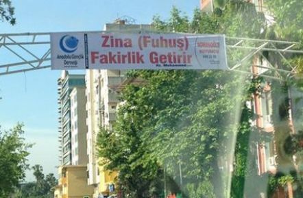 AGD'nin Sosyal Medya'yı Sallayan Adana'daki Pankartı