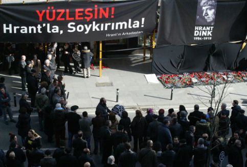 Agos önünde Hrant Dink için toplandılar