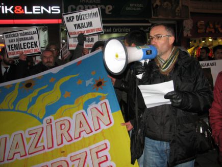 AK Parti binası önünde 4 eski bakanla ilgili kararı protesto ettiler