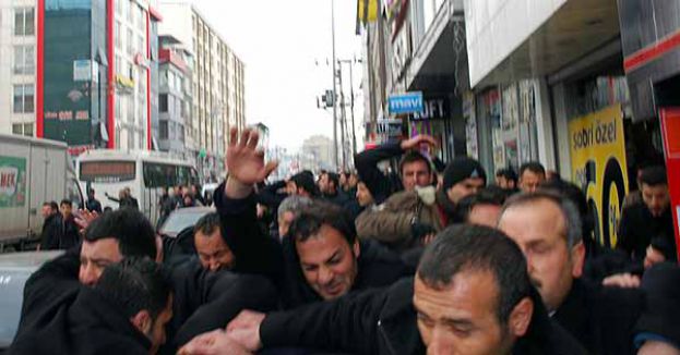 AKP Adayına BDP'liler Saldırdı...