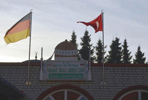 Almanya'da camii soyuldu