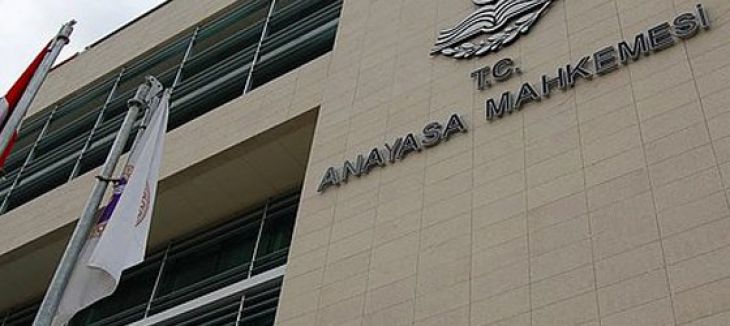 Anayasa Mahkemesi önünde polis ile eğitimciler arasında arbede