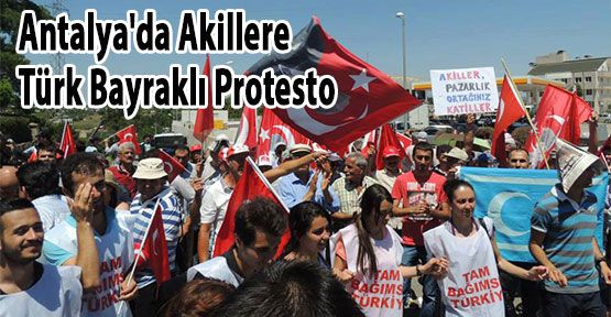 Antalya'da Akillere Türk Bayraklı Protesto