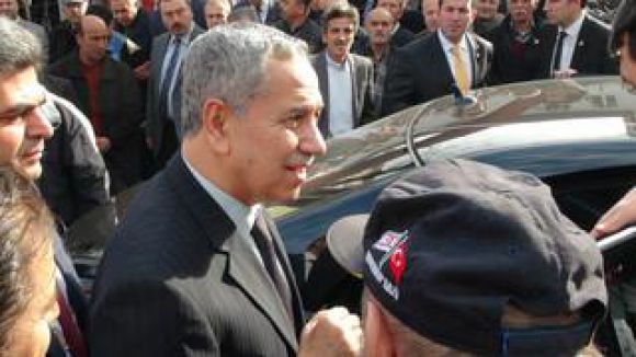 Arınç'ın katıldığı kongrede basına engel çıkarıldı
