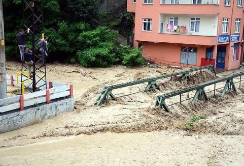 Aşırı yağınca dereler taştı