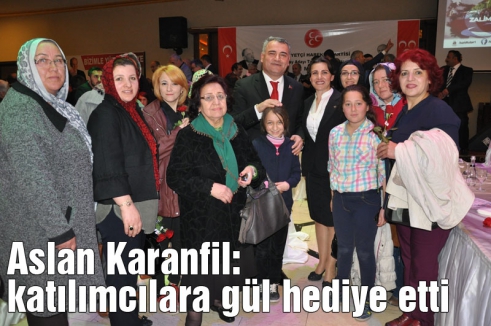 Aslan Karanfil katılımcılara gül hediye etti