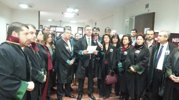 Avukatlar meslektaşlarına yapılan şiddeti protesto etti