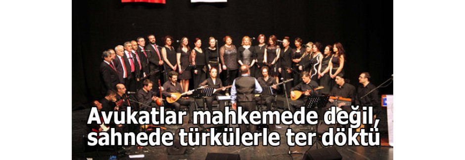 Avukatlar sahnede ter döktü