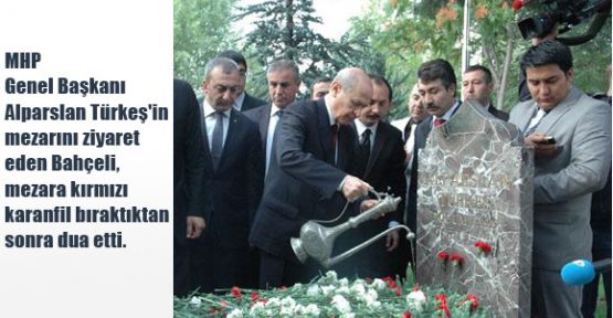 Bahçeli'den Türkeş'in Kabrine Ziyaret