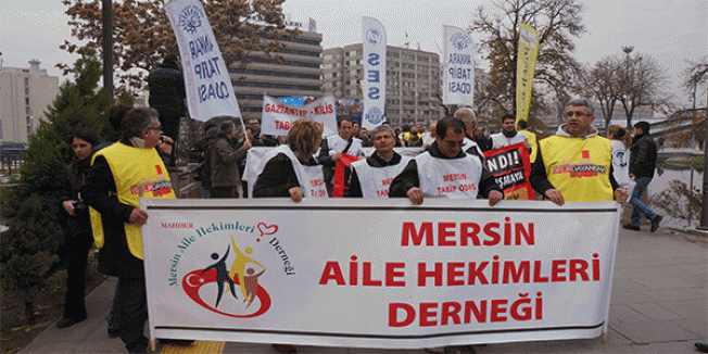 Bakanlığa yürümek isteyen aile hekimlerini polis engelledi