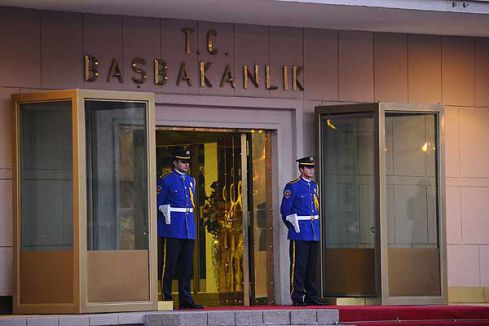 Başbakanlık’ta silahlı-bıçaklı şahıs alarmı