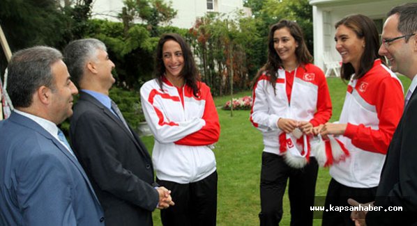 Bayan voleybolcular Belçika'da Türklerle buluştu