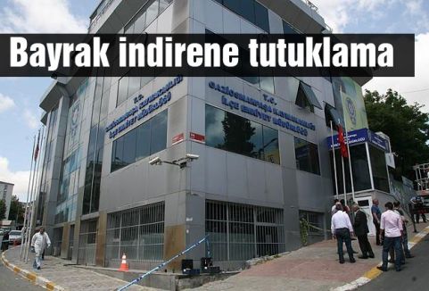 Bayrak indirene tutuklama