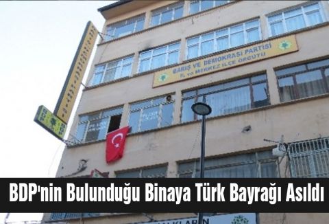 BDP binasına Türk Bayrağı Asıldı