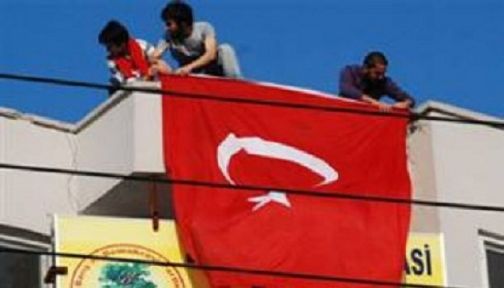 BDP binasına Türk Bayrağı astılar
