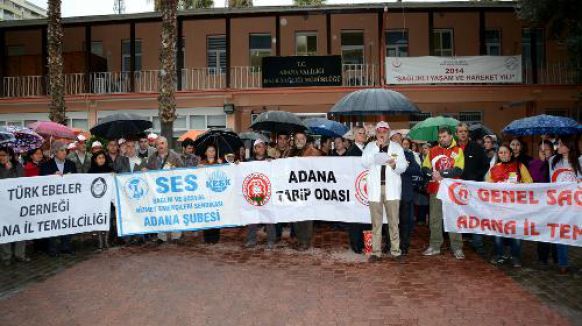 Çalışma şartları zorlaştırılan sağlık çalışanları yağmur altında eylem yaptı