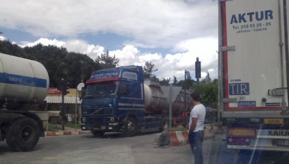 Çanakkale'de fırtına deniz ulaşımı aksatıyor
