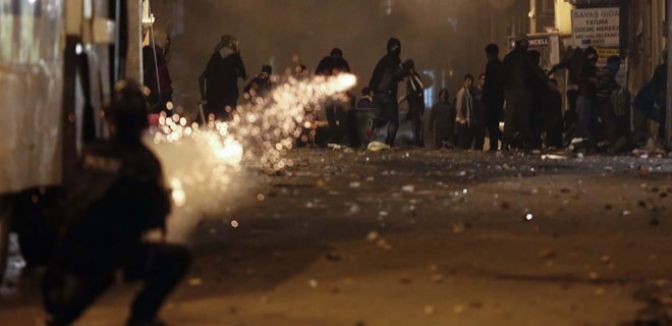 Cizre’de göstericiler polisle çatışıyor