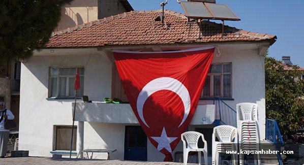 Denizli BBP'i şehidin evi önene Bayrağı yeniden astı