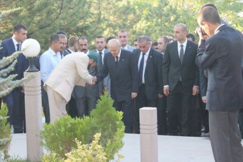 Devlet Bahçeli Türkeş'in Kabrini Ziyaret Etti