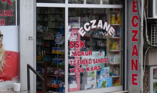 Eczaneye usulsüz ilaç baskını