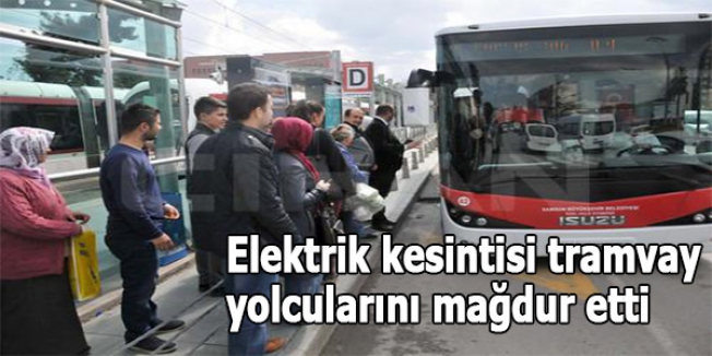 Elektrik kesintisi tramvay yolcularını mağdur etti