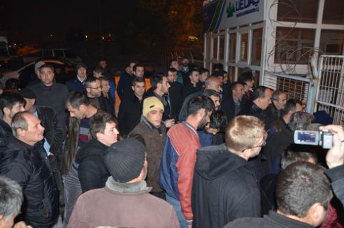 Elektriksiz kalan köylüler UEDAŞ binasını bastı