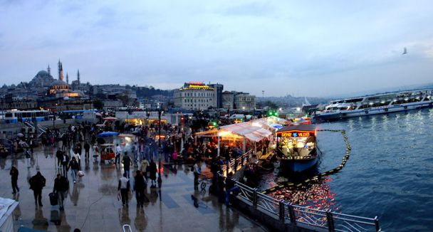 Eminönü'nde çeyrek altınlı lokum izdihamı