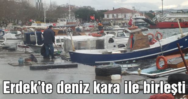 Erdek’te deniz kara ile birleşti