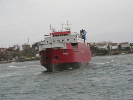 Erdek’te lodos, ro-ro gemisini karaya oturttu